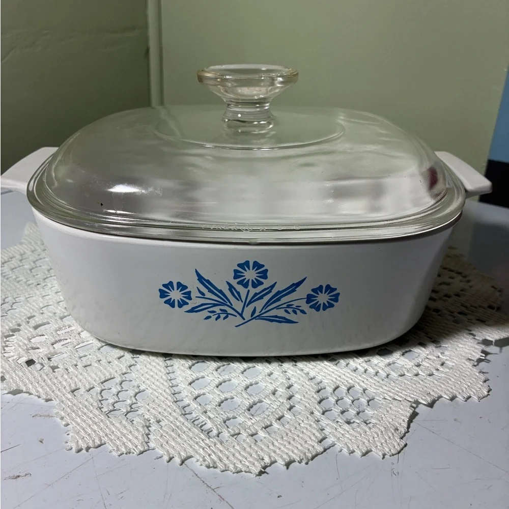 Corningware White Casserole with Blue Floral Motif and Glass Lid 2 qt - Picture 1 of 8